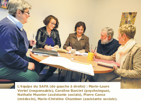 L'équipe du SAFA (de gauche à droite) : Marie-Laure Vertel (responsable), Caroline Barciet (psychologue), Nathalie Musnier (assistante sociale), Pierre Cance (médecin), Marie-Christine Chambon (assistante sociale).